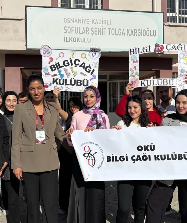 Bilgi Çağı Kulübü üyeleri kitap bağışı etkinliğinde